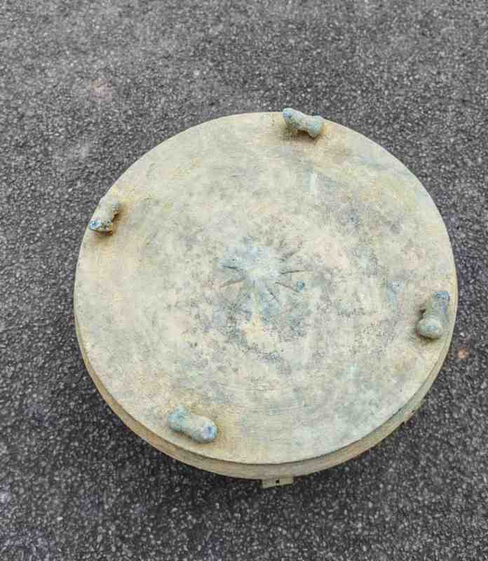  云南威信一村民耕作时挖出东汉铜鼓并主动捐出，专家：应为祭祀时的重要礼器 新闻 云南威信一村民耕作时挖出东汉铜鼓并主动捐出，专家：应为祭祀时的重要礼器 新闻 云南威信一村民耕作时挖出东汉铜鼓并主动捐出，专家：应为祭祀时的重要礼器 新闻