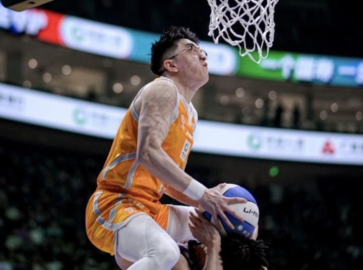  外卡选手惊艳全场，张鼎岩加赛飞跃夺冠；从小CBA梦延续至今 体育新闻 外卡选手惊艳全场，张鼎岩加赛飞跃夺冠；从小CBA梦延续至今 体育新闻