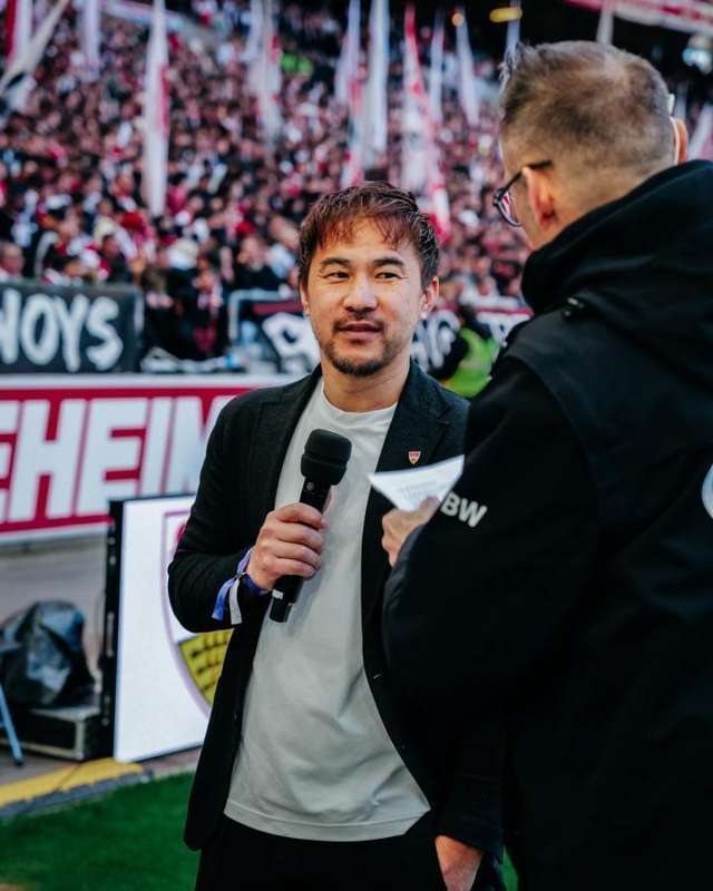 旧将归来,重温绿茵岁月;冈崎慎司现场观战斯图加特大胜。 体育新闻