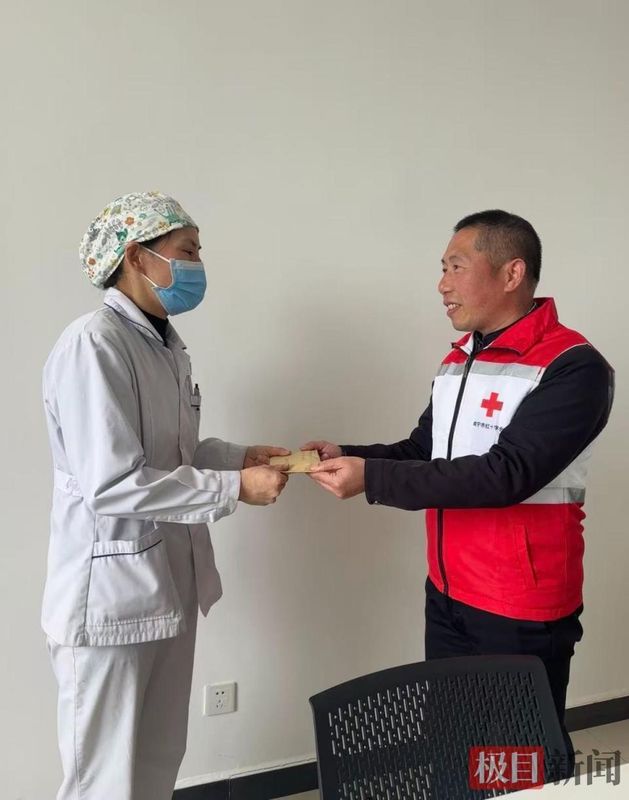 病房外一声呼喊,白发母亲接过心意;医生善举传开后,她却选择谢绝更多援助。 情感心理