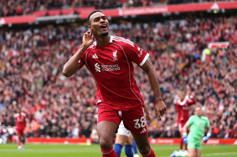 赫拉芬贝赫续约利物浦;从厌防到爱断球;中场新角色带来惊喜转变 体育新闻 赫拉芬贝赫续约利物浦;从厌防到爱断球;中场新角色带来惊喜转变 体育新闻