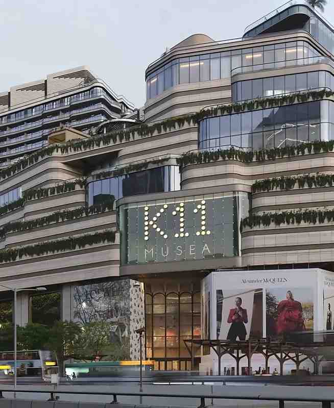  香港地产四大家族分水岭显现；郑裕彤后人新世界债务缠身，控制权博弈引关注。 股票财经 香港地产四大家族分水岭显现；郑裕彤后人新世界债务缠身，控制权博弈引关注。 股票财经