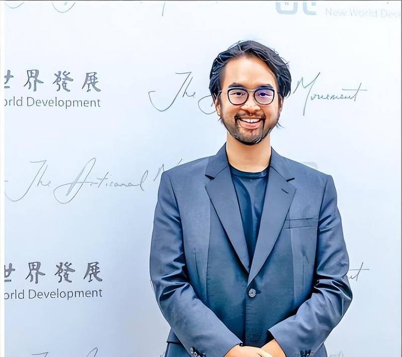  香港地产四大家族分水岭显现；郑裕彤后人新世界债务缠身，控制权博弈引关注。 股票财经 香港地产四大家族分水岭显现；郑裕彤后人新世界债务缠身，控制权博弈引关注。 股票财经