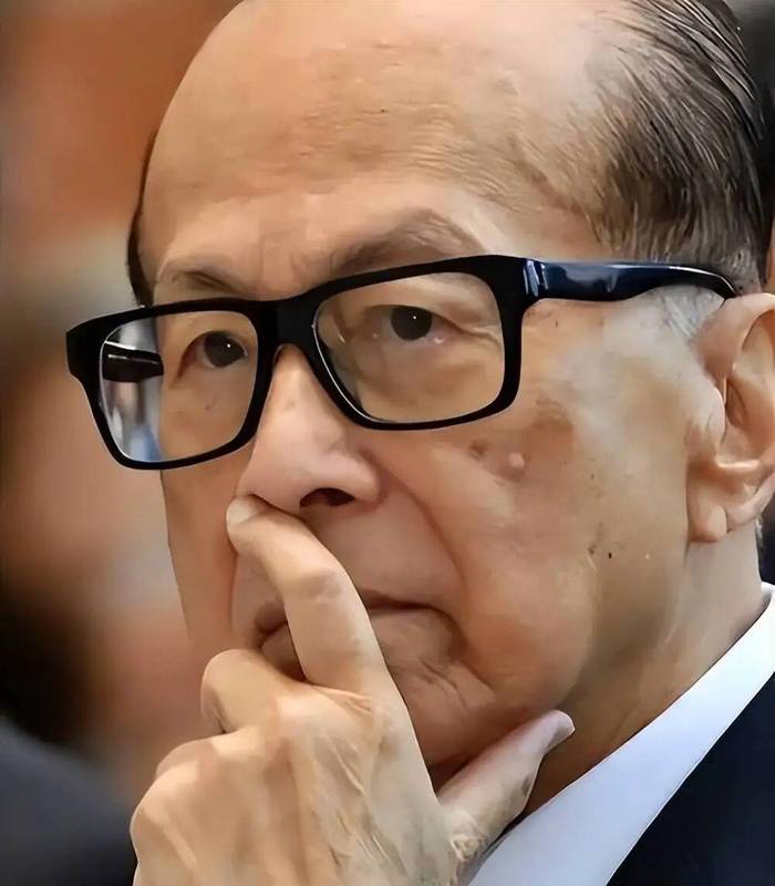  香港地产四大家族分水岭显现；郑裕彤后人新世界债务缠身，控制权博弈引关注。 股票财经 香港地产四大家族分水岭显现；郑裕彤后人新世界债务缠身，控制权博弈引关注。 股票财经