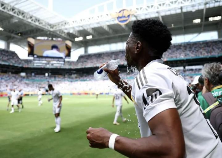  体育赛事的商业化进程加速，足球世界杯正逐步融入全球媒体格局；补水暂停广告窗口的开启，折射出健康保障与经济利益的权衡艺术。 体育新闻 体育赛事的商业化进程加速，足球世界杯正逐步融入全球媒体格局；补水暂停广告窗口的开启，折射出健康保障与经济利益的权衡艺术。 体育新闻