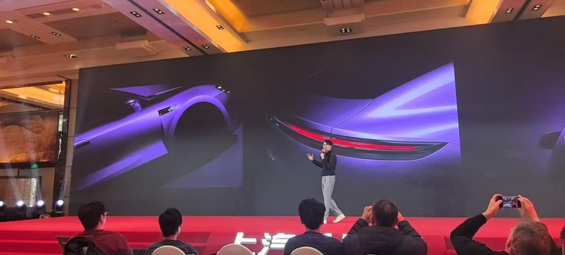  上汽乘用车新车规划重磅发布，MG4X纯电SUV首搭半固态电池；MG07混动轿跑亮相；荣威i6燃油家轿蓄势待发。 汽车科技