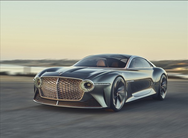 从激进到审慎,超豪华车企电动化集体转向;轰鸣引擎,依旧难以取代。 汽车科技