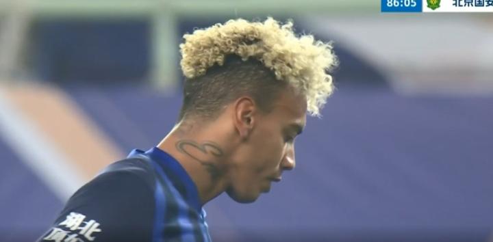  武汉三镇冬窗引援遇波折，外援前锋首选遭巴西俱乐部截胡；备选卡迪斯紧急上位，成为球队锋线新力量。 体育新闻