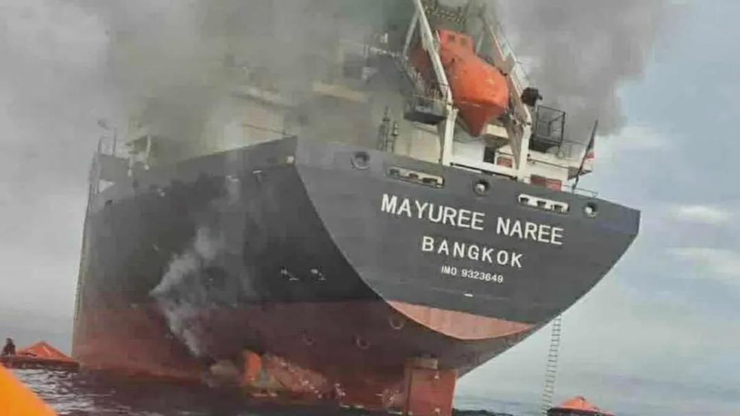 霍尔木兹海峡局势升级,伊朗强势警告;泰国货船遇袭,美军护航承诺落空。 新闻