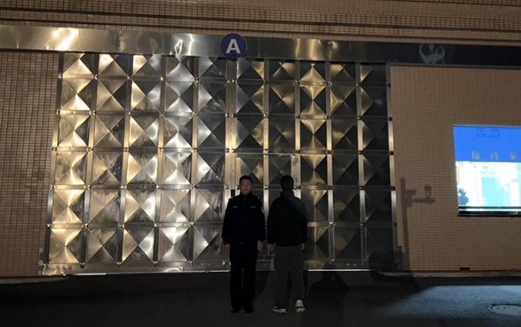 无人机作业失控挂线酿停电;持证飞手多次违规,终被依法拘留五日。 新闻