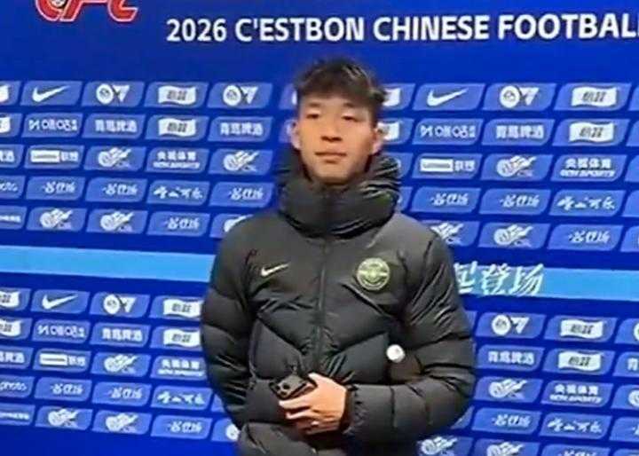 王钰栋赛后采访风波,媒体人赵震直言:偶像标准下,他尚需成长。 体育新闻