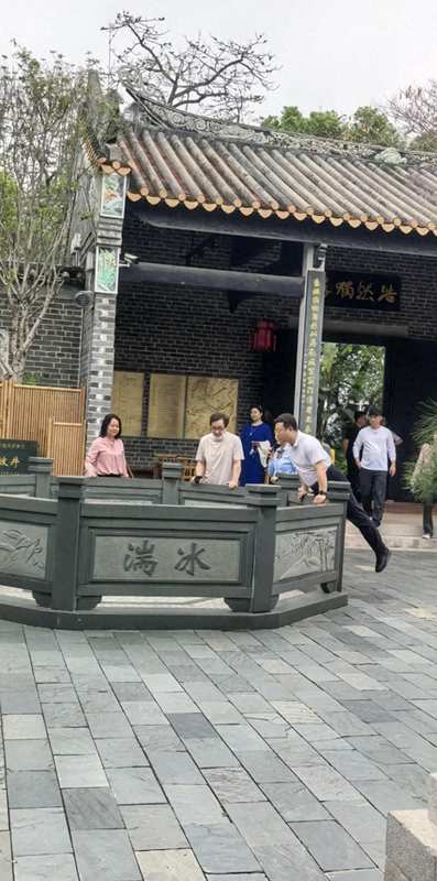  从苏东坡祠同框事件，拆解明星家庭的公众形象管理逻辑 娱乐新闻